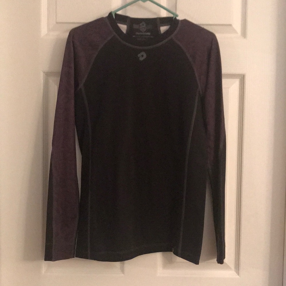 Black uni-sex athletic under shirt